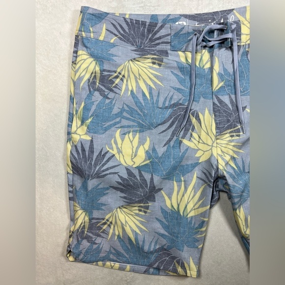 NWT Travis Mathew 42W Lifestyle Palm Floral Pattern Stretch Band Trunks Swim - Picture 4 of 13